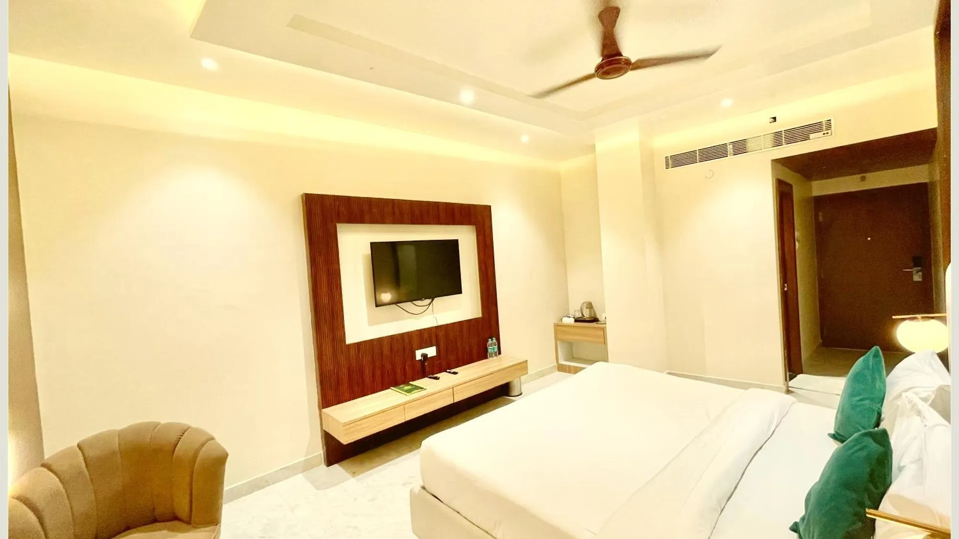 Varanasi Hotel Vedan Gam Palace - Fully Air Conditioned Hotel At Prime Location - Near Shree Kashi Vishwanath Temple And Ganga Ghat - Luxury & Spacious Room - Top Rated Hotel