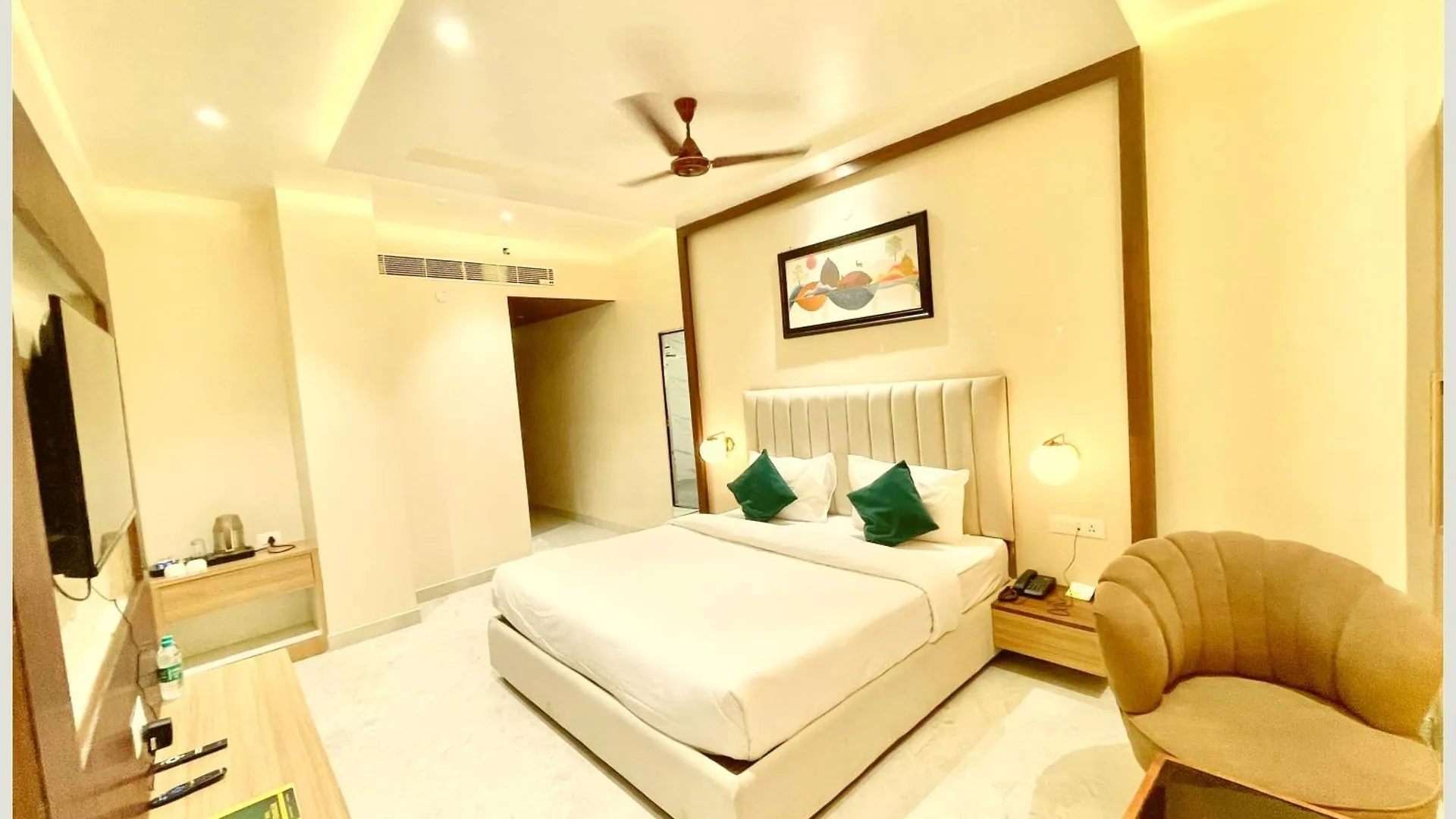 Varanasi Hotel Vedan Gam Palace - Fully Air Conditioned Hotel At Prime Location - Near Shree Kashi Vishwanath Temple And Ganga Ghat - Luxury & Spacious Room - Top Rated Hotel Hindistan