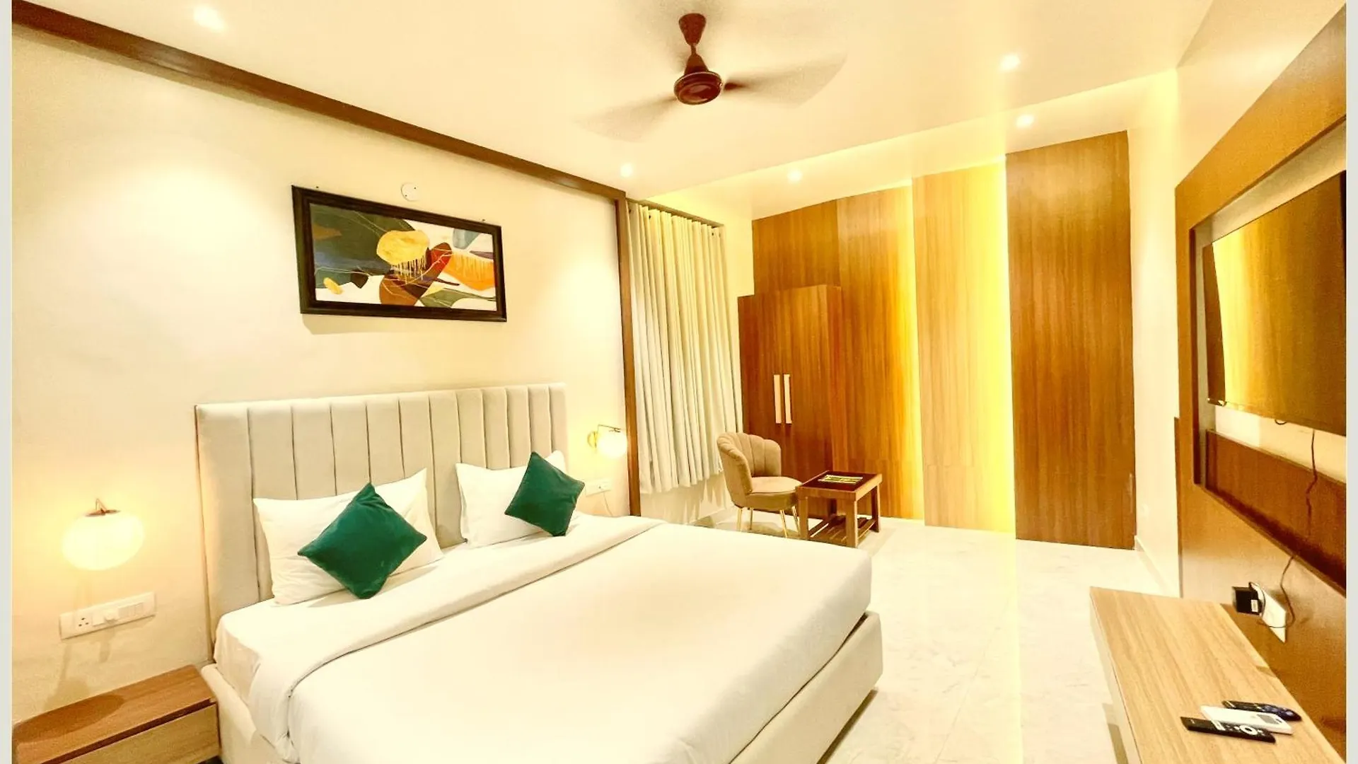 Varanasi Hotel Vedan Gam Palace - Fully Air Conditioned Hotel At Prime Location - Near Shree Kashi Vishwanath Temple And Ganga Ghat - Luxury & Spacious Room - Top Rated Hotel 4*,  Hindistan