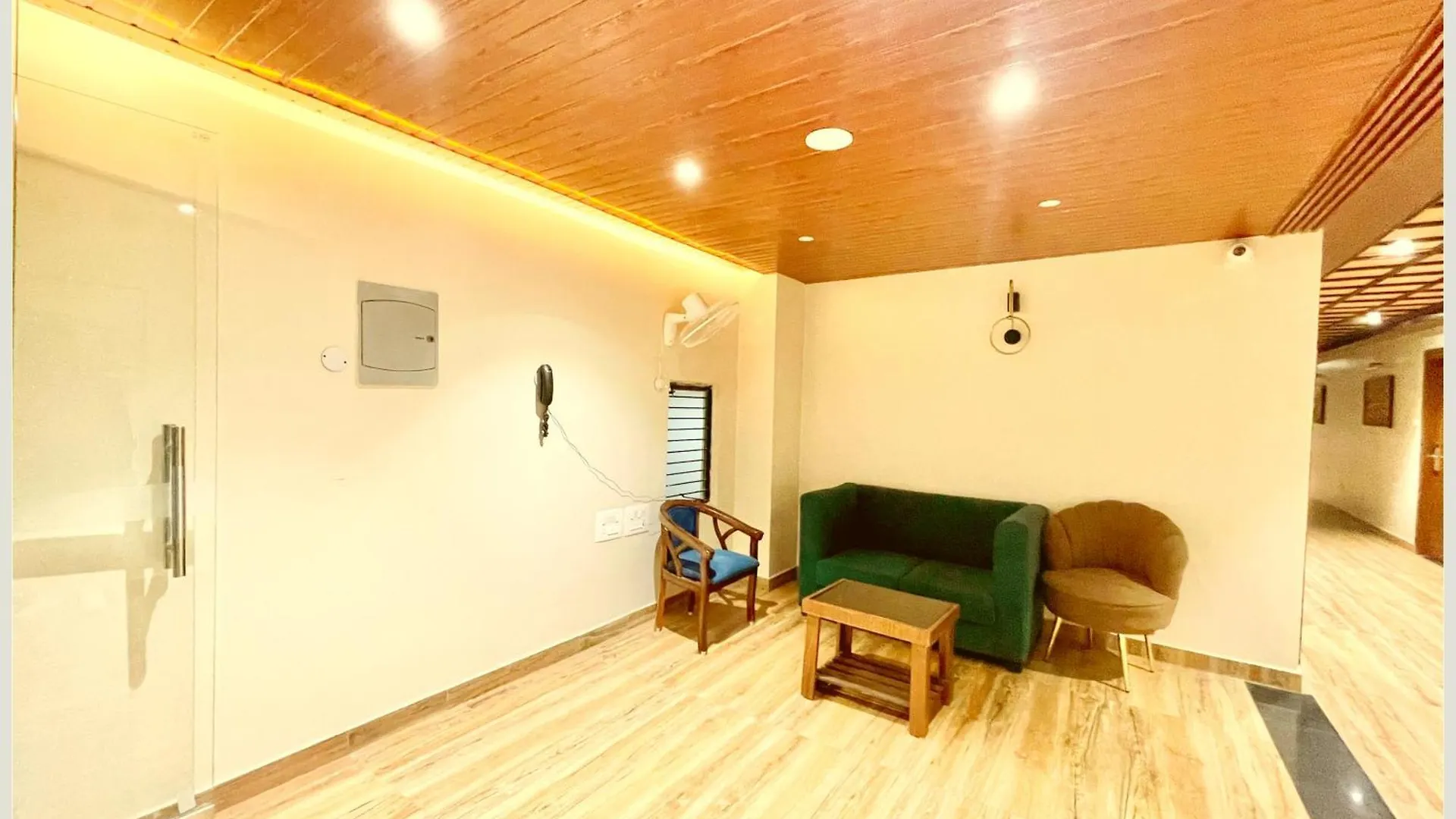 Varanasi Hotel Vedan Gam Palace - Fully Air Conditioned Hotel At Prime Location - Near Shree Kashi Vishwanath Temple And Ganga Ghat - Luxury & Spacious Room - Top Rated Hotel