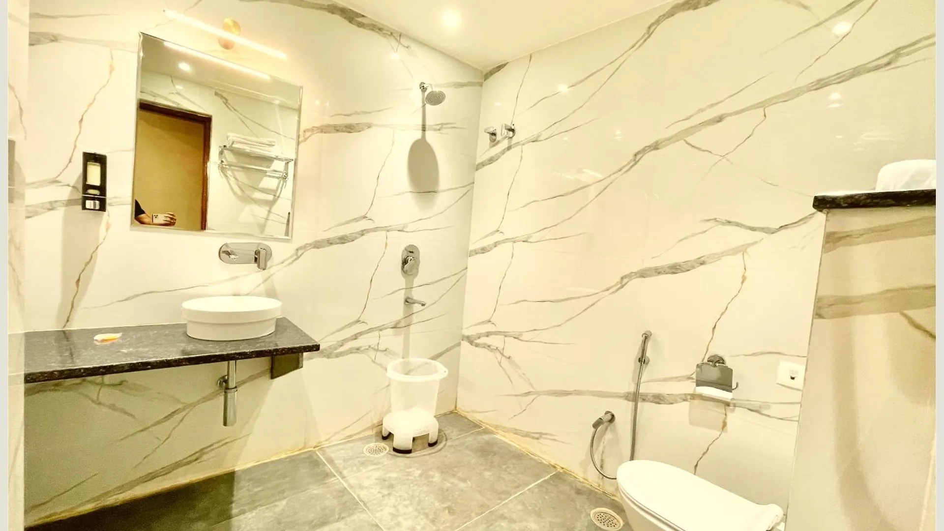 Varanasi Hotel Vedan Gam Palace - Fully Air Conditioned Hotel At Prime Location - Near Shree Kashi Vishwanath Temple And Ganga Ghat - Luxury & Spacious Room - Top Rated Hotel