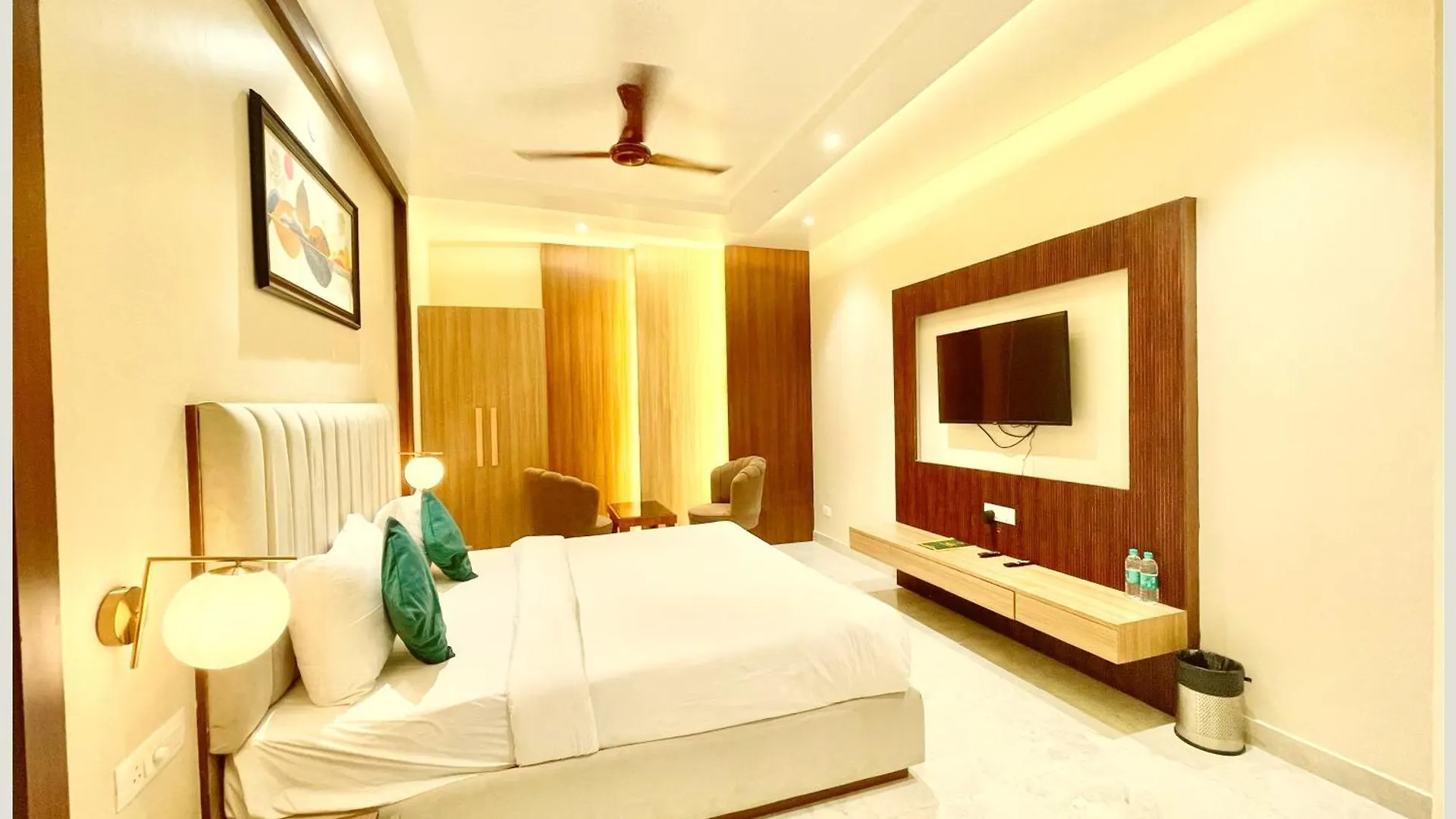 ****  Varanasi Hotel Vedan Gam Palace - Fully Air Conditioned Hotel At Prime Location - Near Shree Kashi Vishwanath Temple And Ganga Ghat - Luxury & Spacious Room - Top Rated Hotel Hindistan