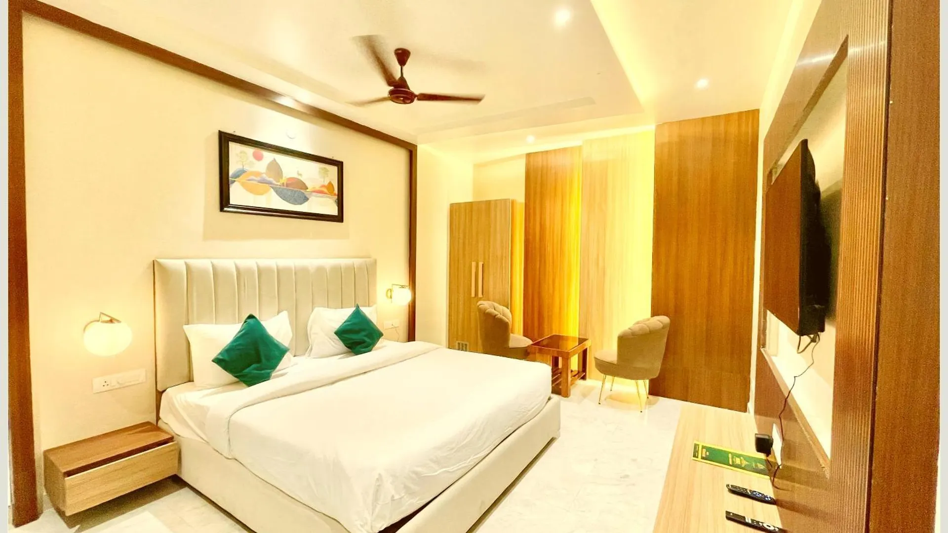 Varanasi Hotel Vedan Gam Palace - Fully Air Conditioned Hotel At Prime Location - Near Shree Kashi Vishwanath Temple And Ganga Ghat - Luxury & Spacious Room - Top Rated Hotel