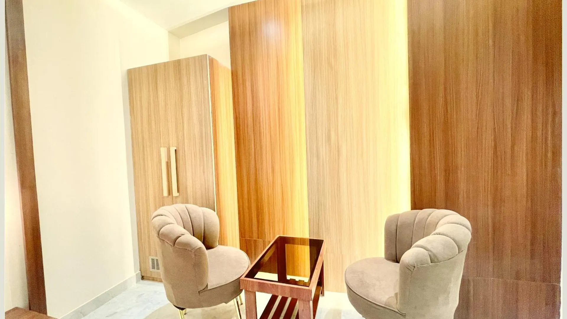 Varanasi Hotel Vedan Gam Palace - Fully Air Conditioned Hotel At Prime Location - Near Shree Kashi Vishwanath Temple And Ganga Ghat - Luxury & Spacious Room - Top Rated Hotel
