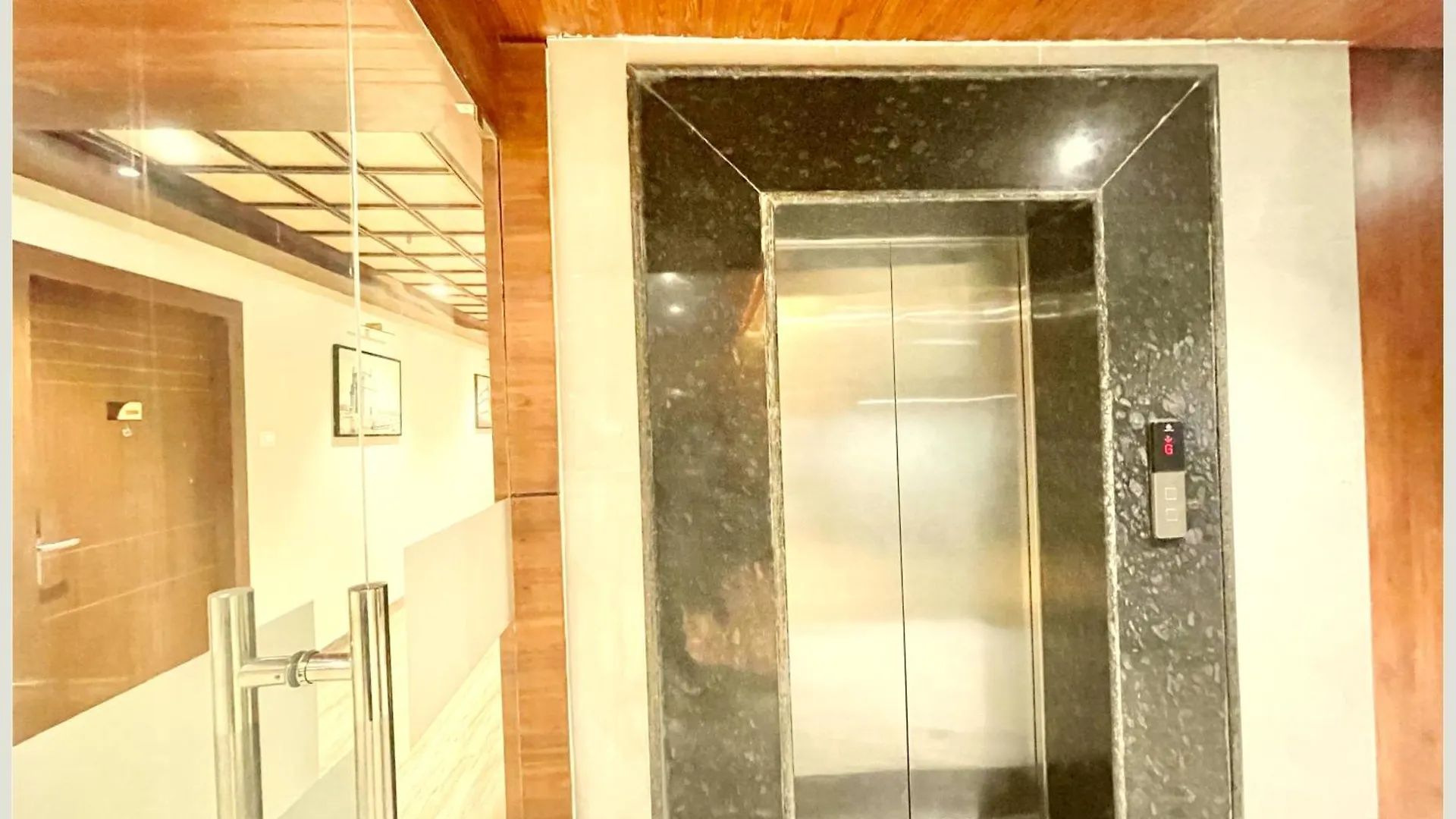 Varanasi Hotel Vedan Gam Palace - Fully Air Conditioned Hotel At Prime Location - Near Shree Kashi Vishwanath Temple And Ganga Ghat - Luxury & Spacious Room - Top Rated Hotel Hindistan